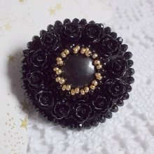 Bague Cléopâtra brodée avec un onyx noir, des roses noires en résine et des rocailles